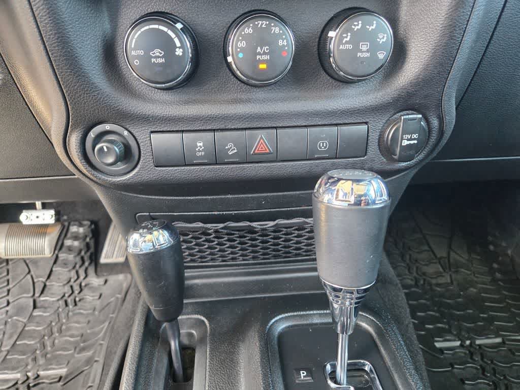 Used 2018 Jeep Wrangler Unlimited Sahara w/ Connectivity Group AWD/4WD image 15