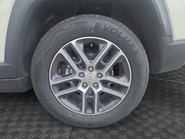 Used 2018 Jeep Compass Latitude w/ Popular Equipment Group FWD image 35