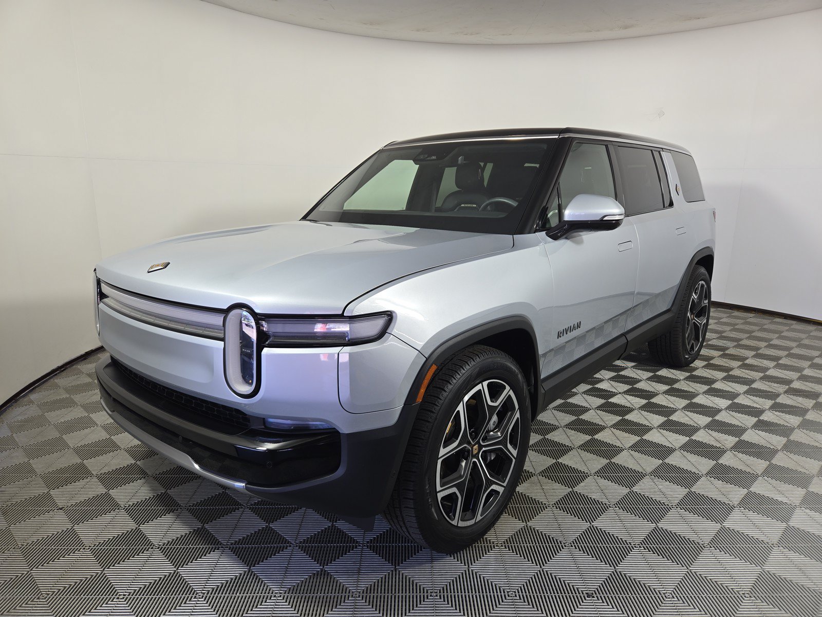 Used 2025 Rivian R1S Adventure