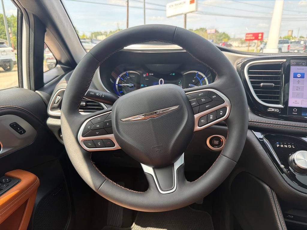 Used 2026 Chrysler Pacifica Pinnacle FWD image 17