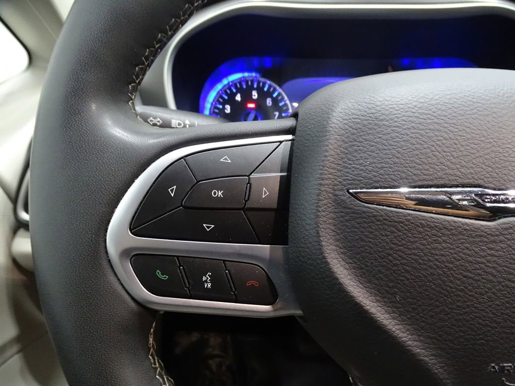 Used 2023 Chrysler Pacifica Touring-L image 25