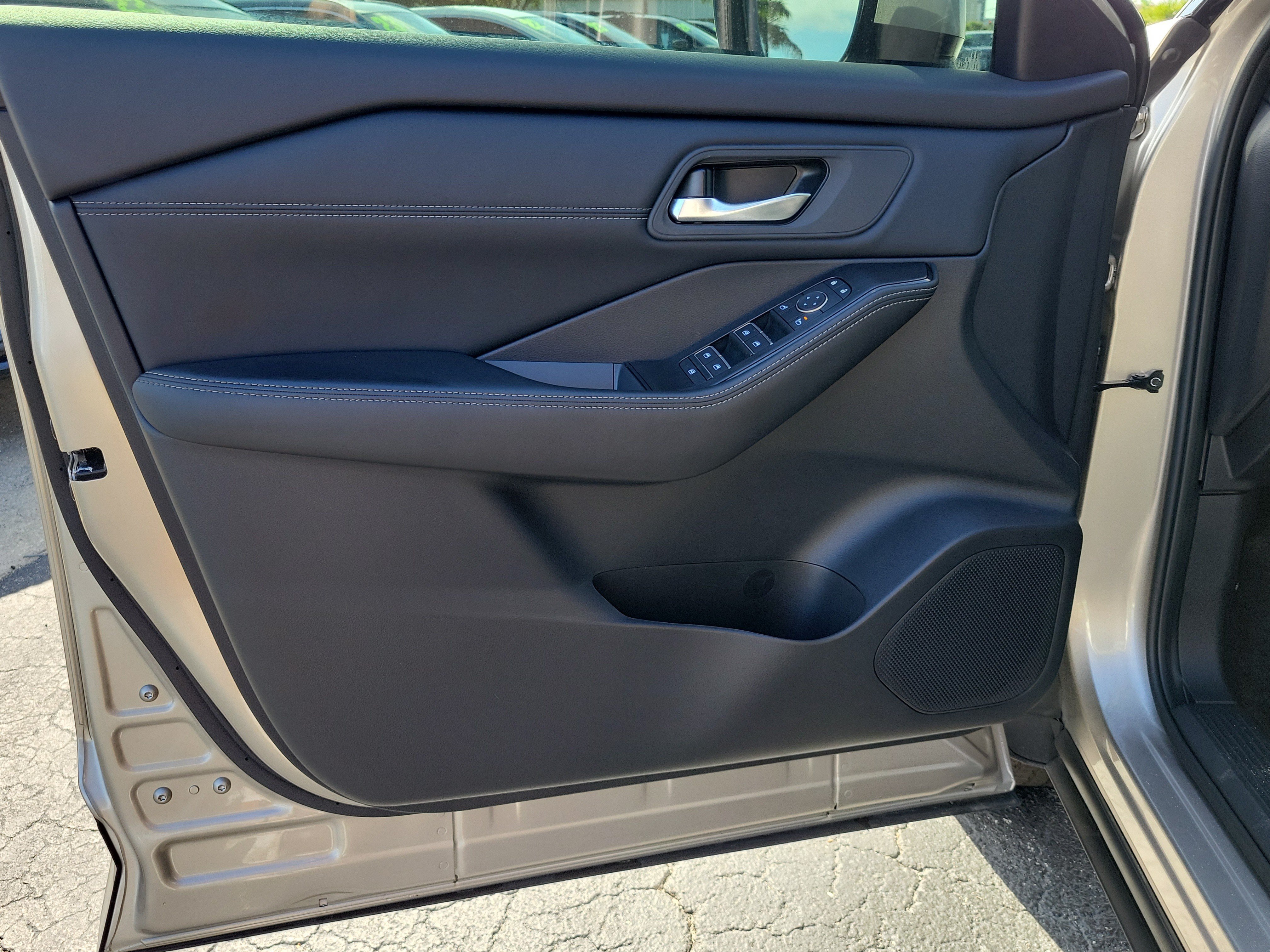 Certified 2025 Nissan Rogue SL FWD image 17