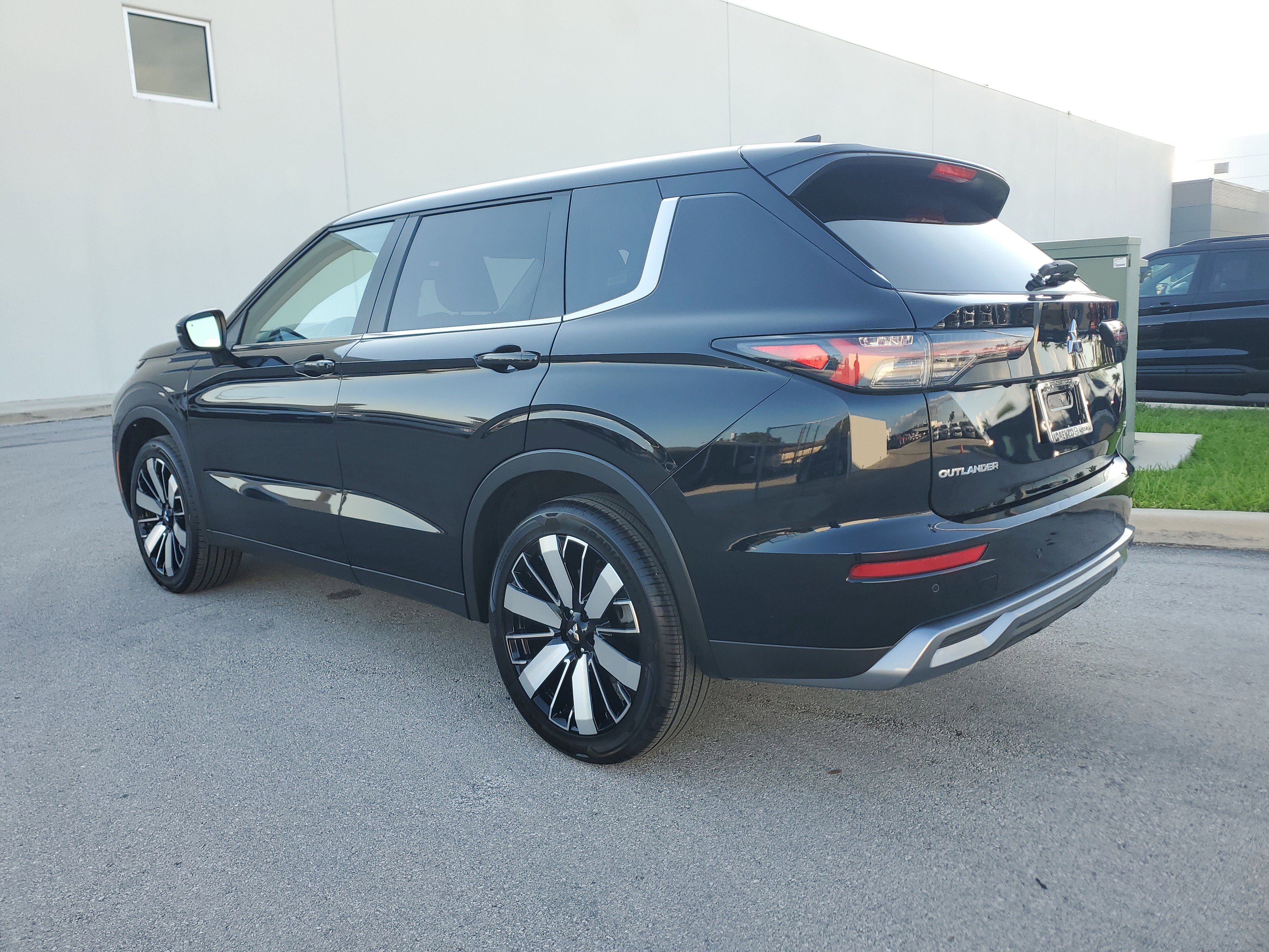 Used 2025 Mitsubishi Outlander SE image 7