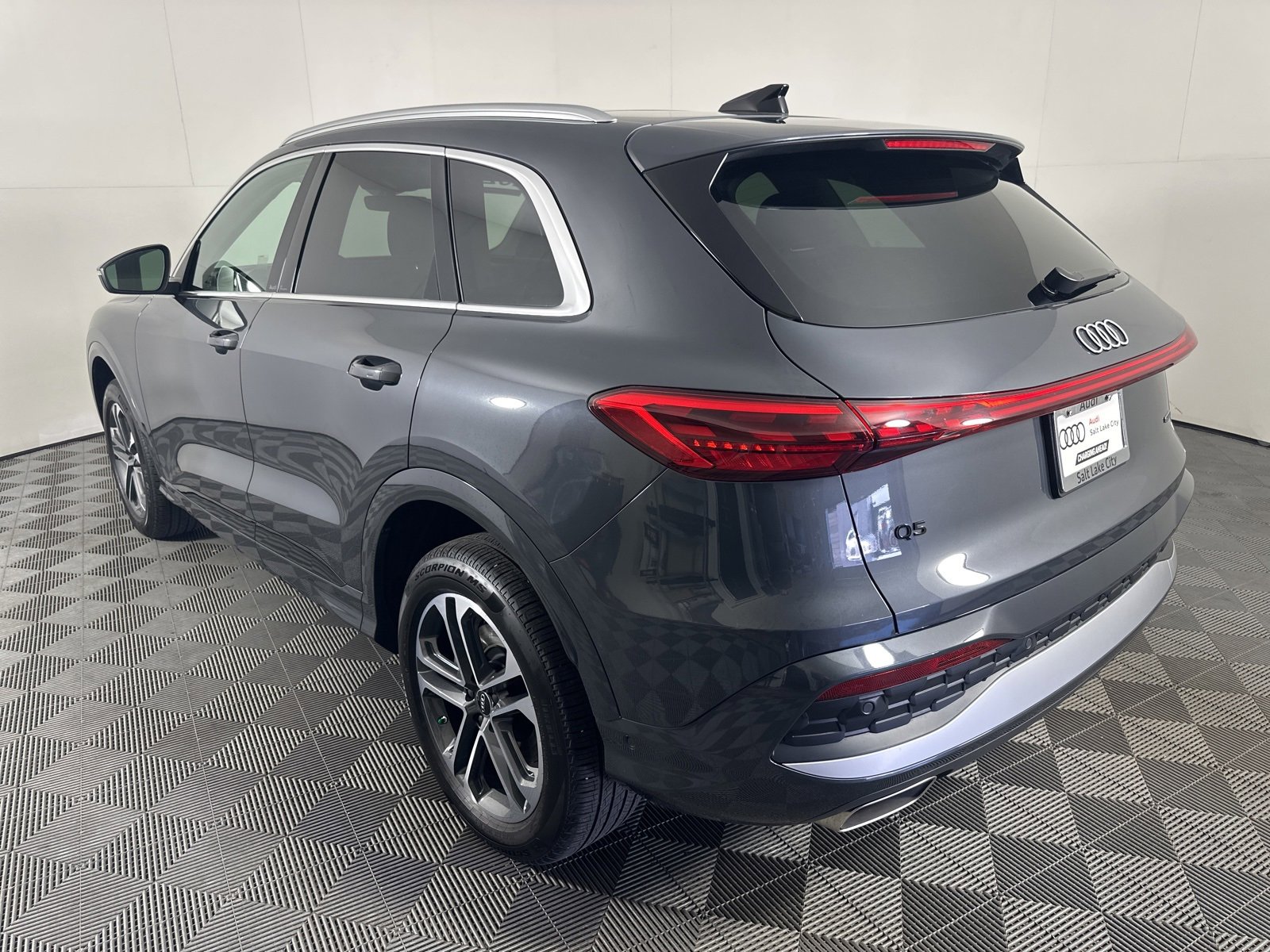 Certified 2025 Audi Q5 2.0T Premium Plus w/ Premium Plus image 5