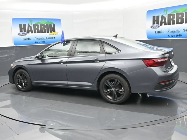 Used 2024 Volkswagen Jetta SE FWD image 3