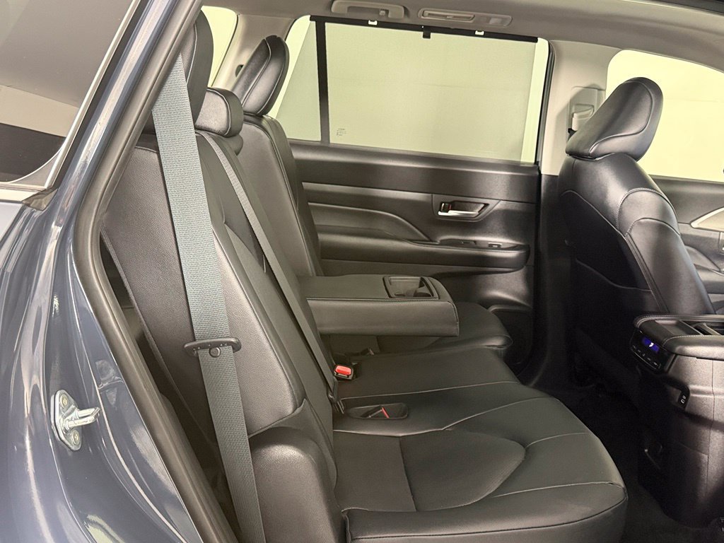 Used 2025 Toyota Grand Highlander AWD image 16
