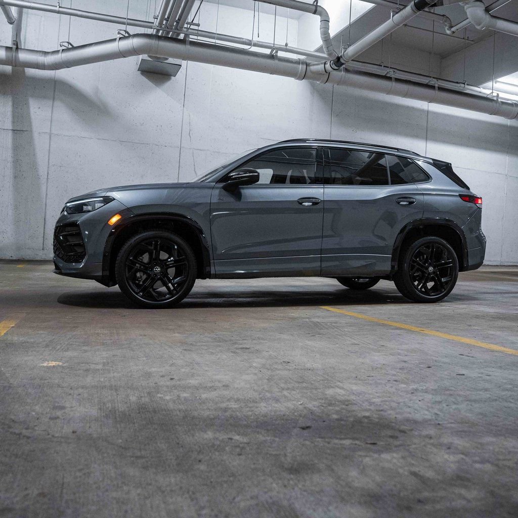 New 2025 Volkswagen Tiguan SE R-Line image 3