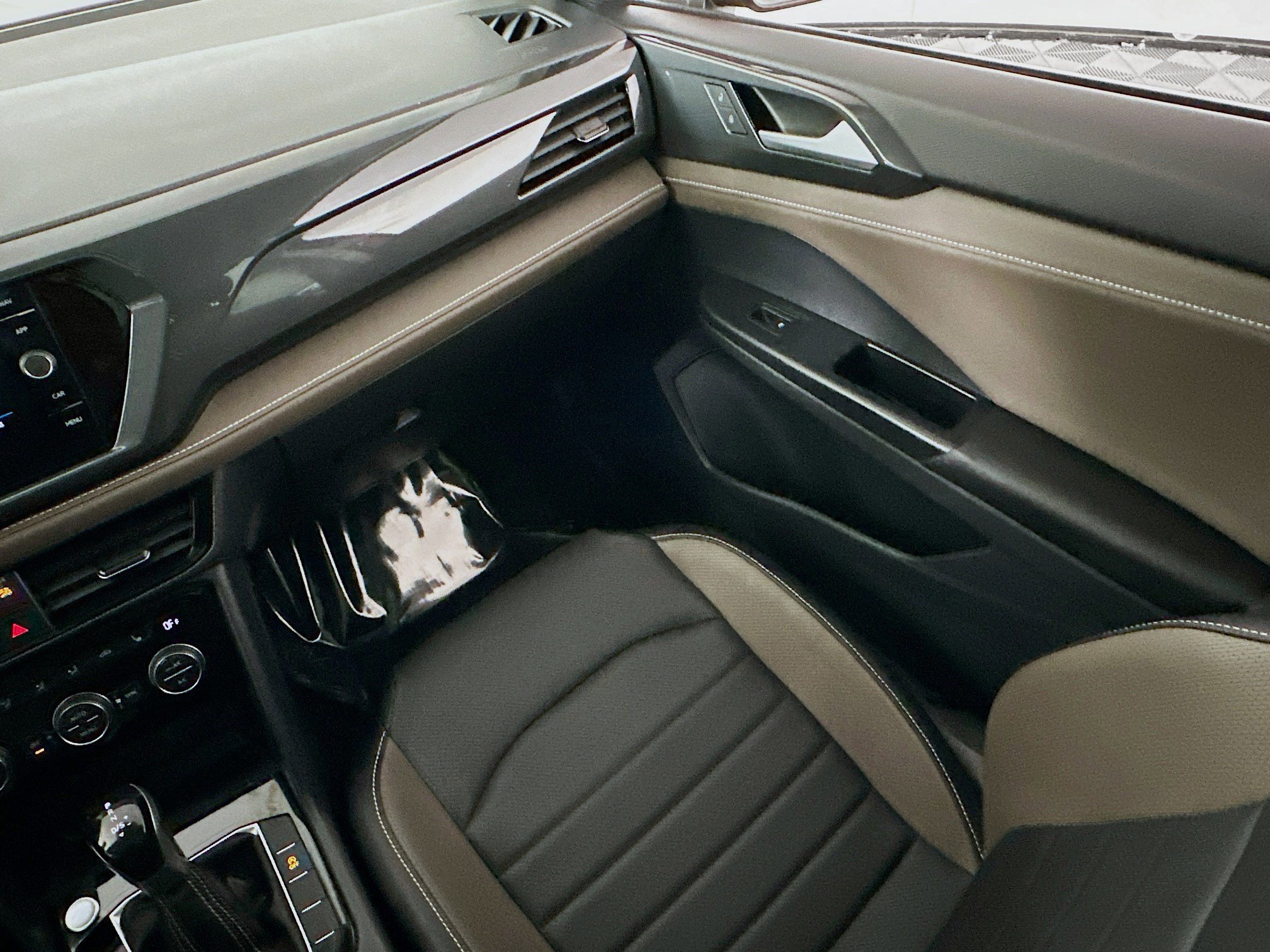 Used 2023 Volkswagen Taos SEL image 24