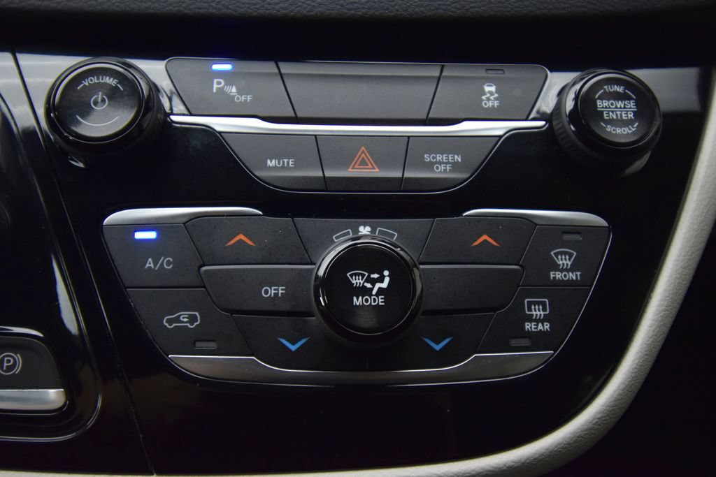 Used 2019 Chrysler Pacifica L FWD image 29
