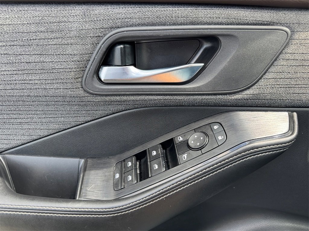 Used 2023 Nissan Rogue SV image 18