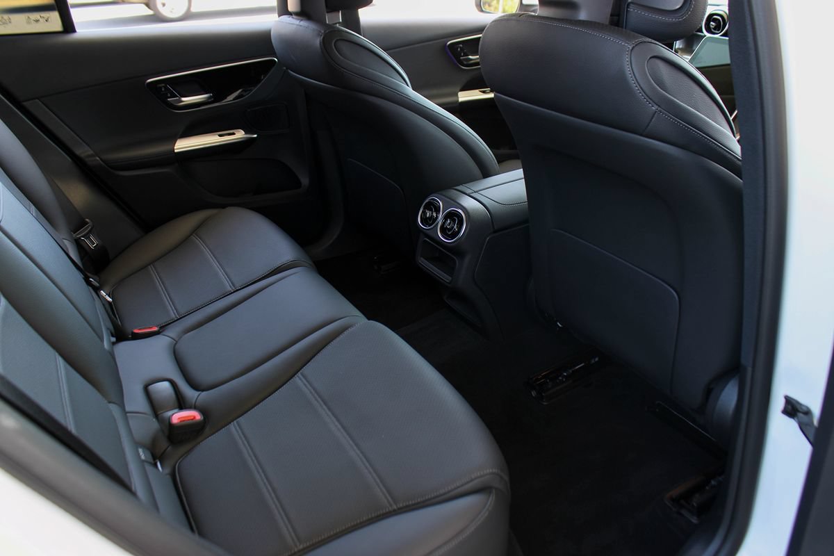 Used 2025 Mercedes-Benz GLC 350e 4MATIC image 23