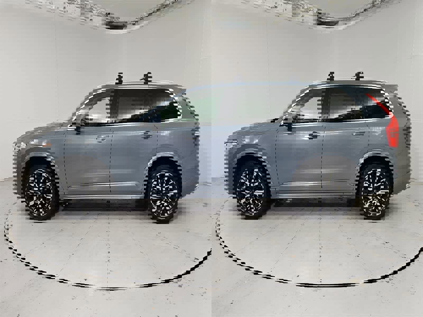 Used 2020 Volvo XC90 T6 Momentum image 3