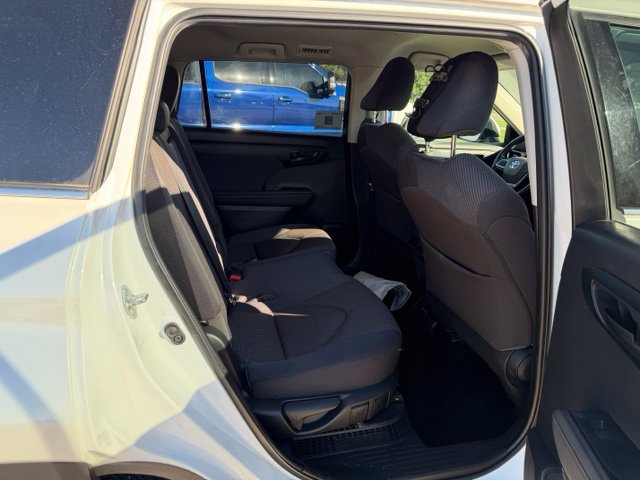 Used 2022 Toyota Highlander LE AWD/4WD image 9
