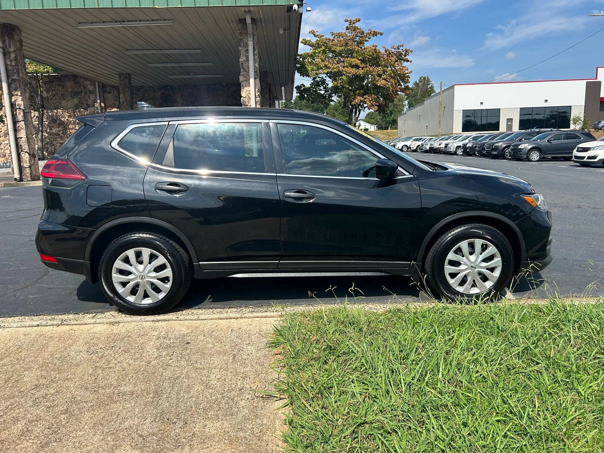 Used 2018 Nissan Rogue S image 8