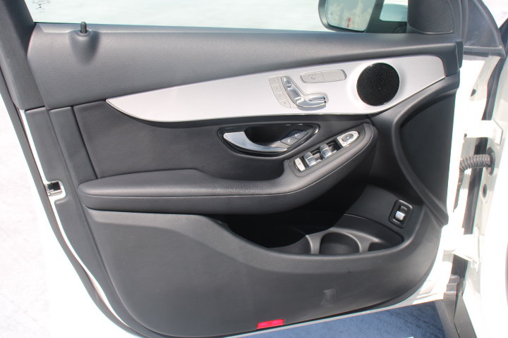 Used 2021 Mercedes-Benz GLC 300 4MATIC image 9
