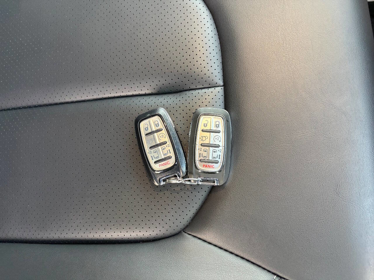 Used 2024 Chrysler Pacifica Touring-L image 37