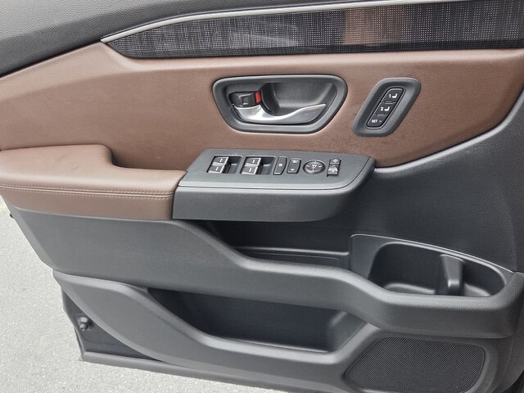Used 2025 Honda Pilot Elite image 33