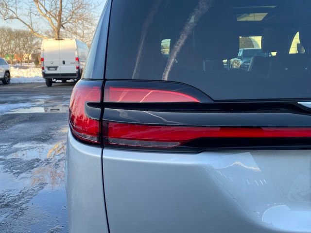Used 2023 Chrysler Pacifica Pinnacle image 17