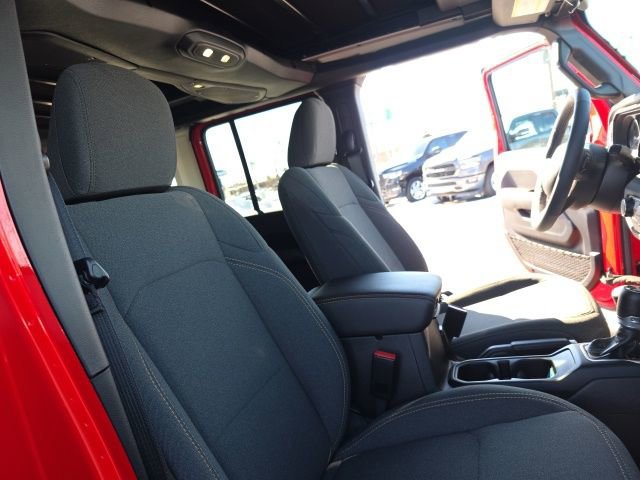 Used 2025 Jeep Wrangler Unlimited Sahara w/ Safety Group AWD/4WD image 35