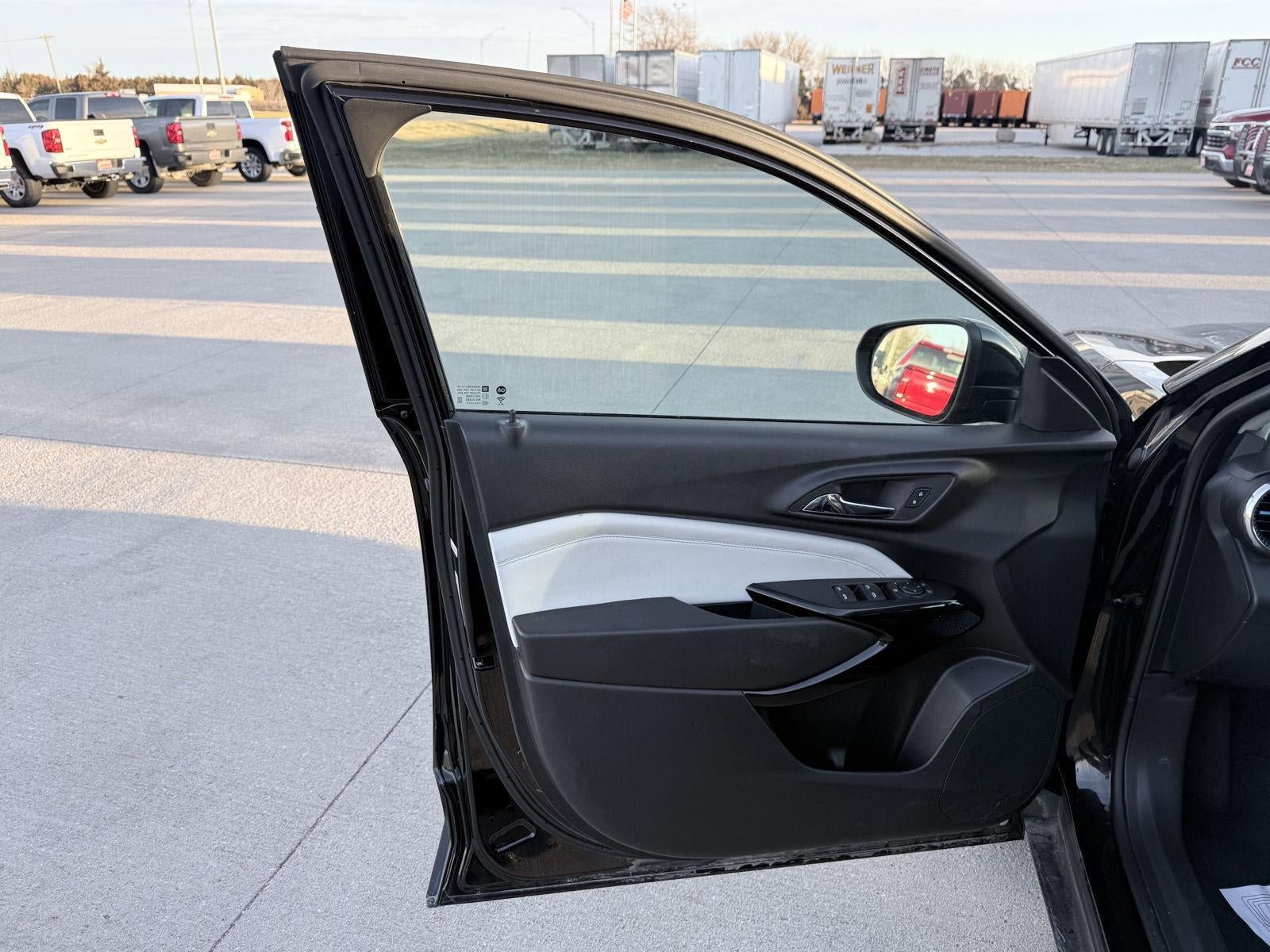 Used 2025 Chevrolet Trax LT FWD image 9