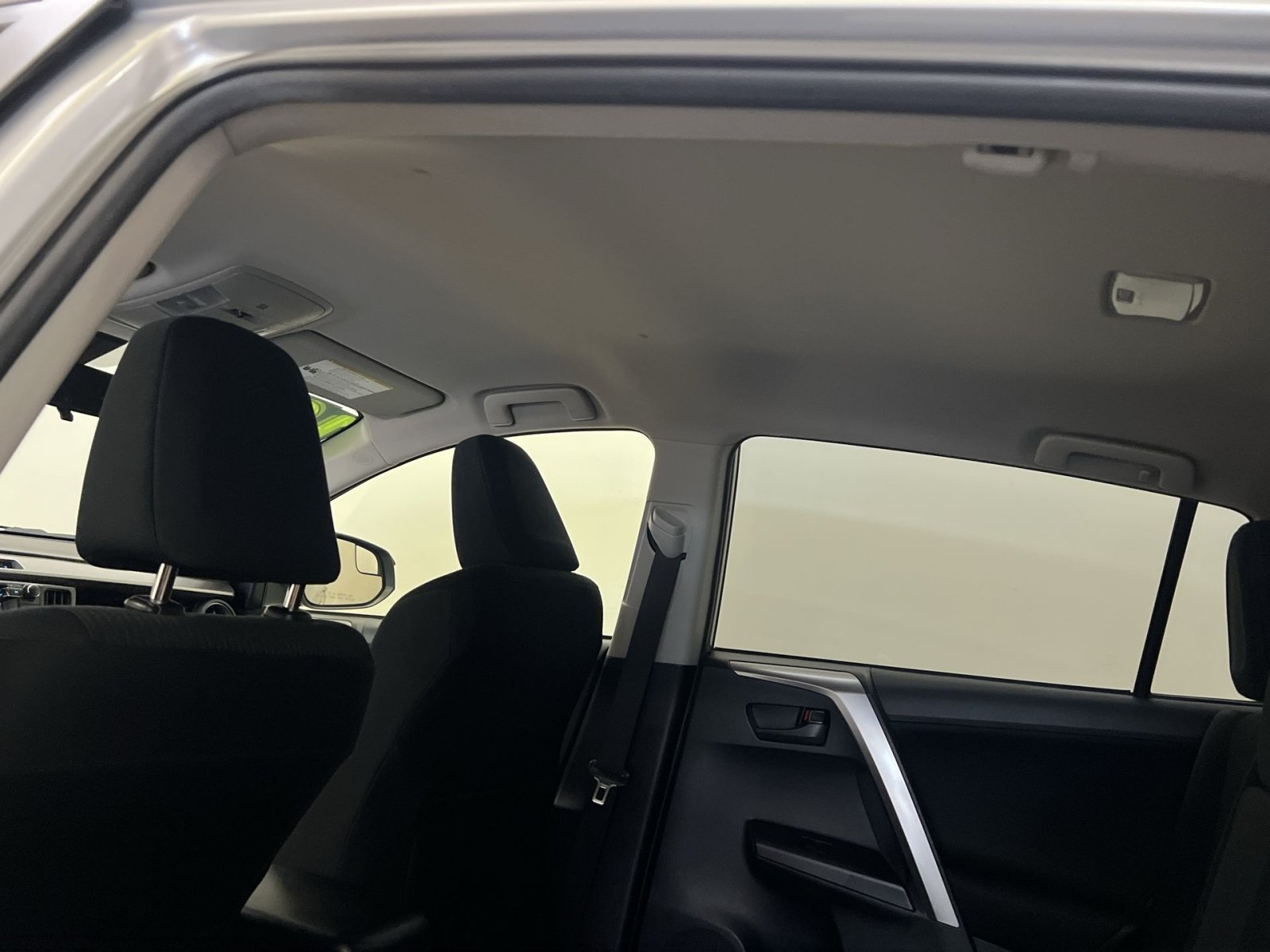 Used 2018 Toyota RAV4 LE w/ All Weather Liner Package AWD/4WD image 23