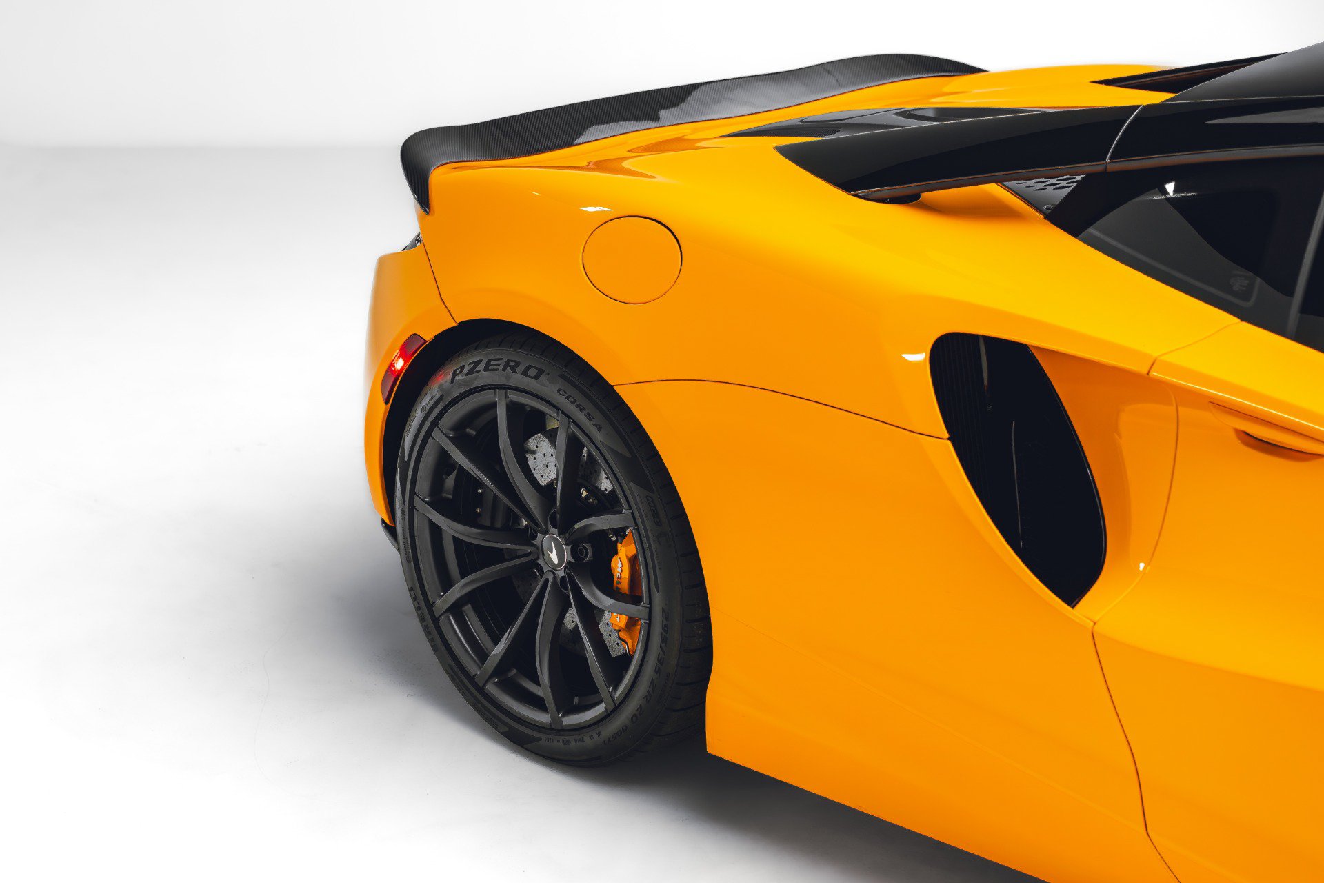 Used 2023 McLaren Artura RWD image 17