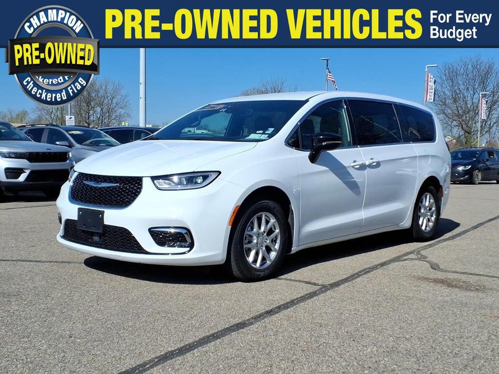 Used 2026 Chrysler Pacifica Select