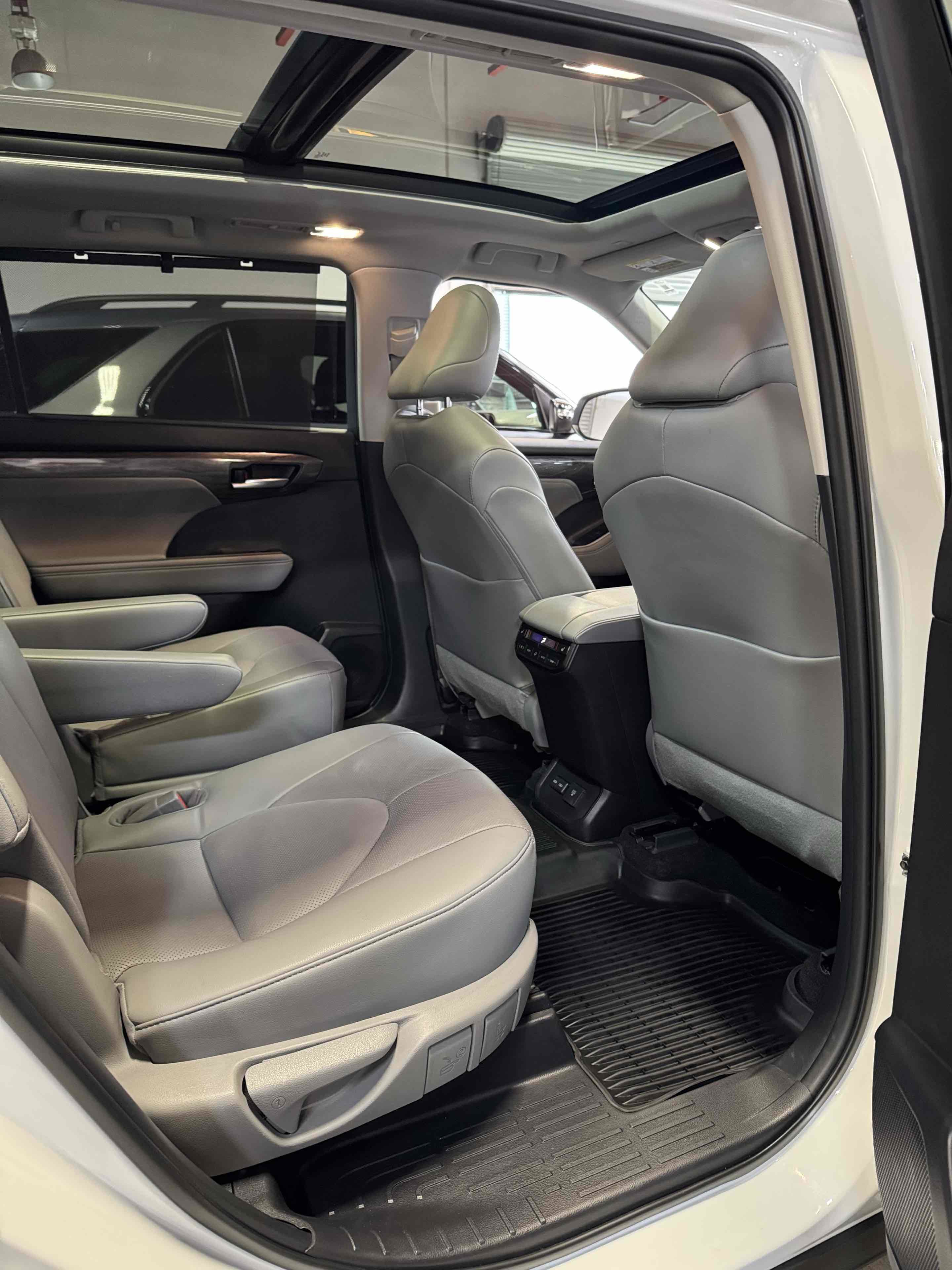 Used 2023 Toyota Highlander Platinum image 45