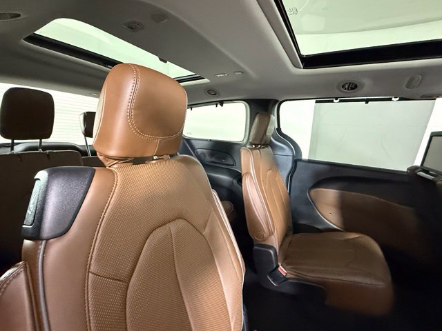 Used 2018 Chrysler Pacifica Limited w/ Tire & Wheel Group FWD image 27