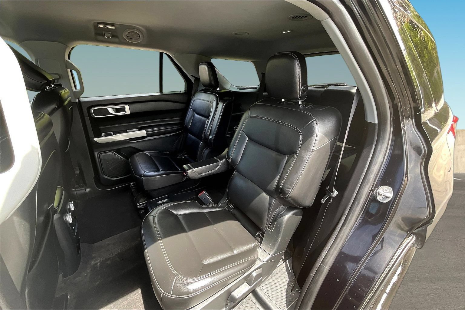 Used 2020 Ford Explorer XLT w/ Equipment Group 202A AWD/4WD image 21