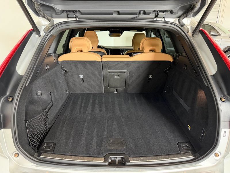Used 2019 Volvo XC60 T6 Momentum w/ Premium Package AWD/4WD image 13