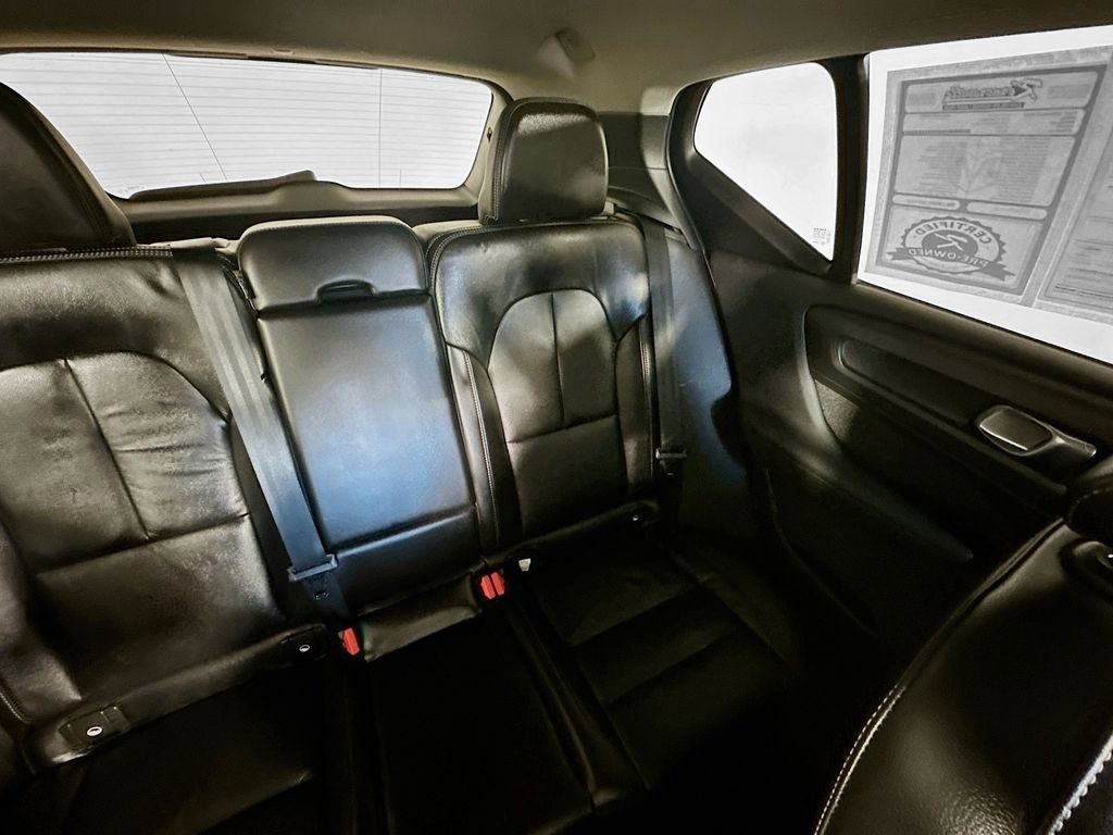 Used 2022 Volvo XC40 T4 Momentum image 14