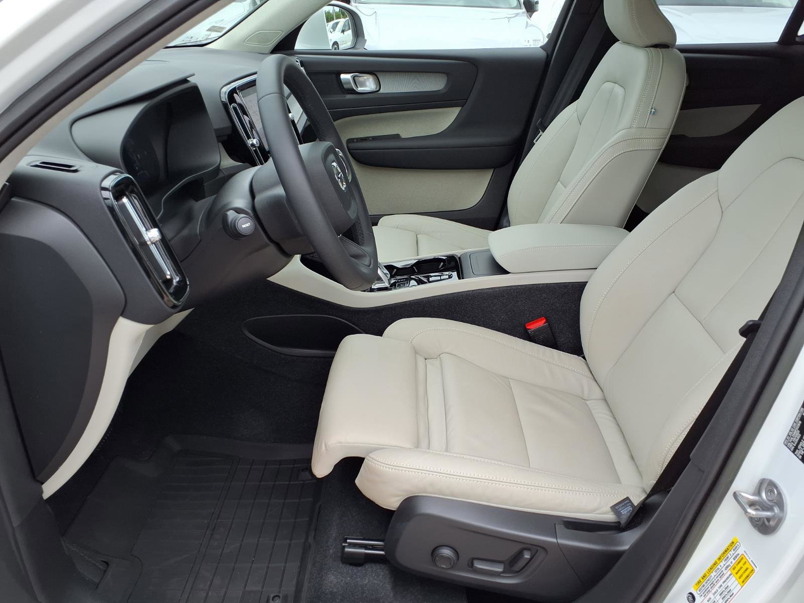 Certified 2023 Volvo XC40 B5 Plus w/ Protection Package Premier AWD/4WD image 22