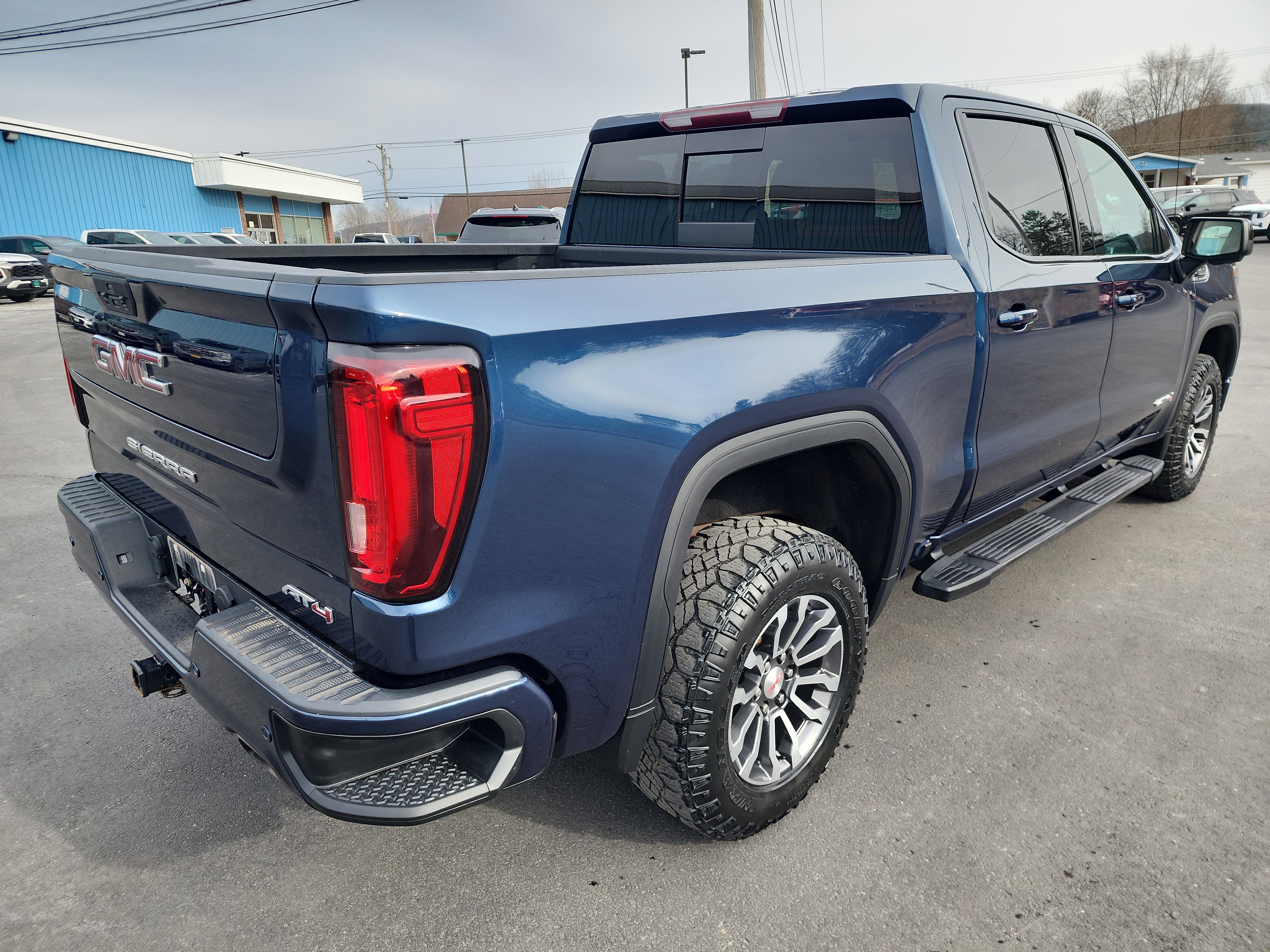 Certified 2020 GMC Sierra 1500 AT4 w/ AT4 Premium Package AWD/4WD image 8