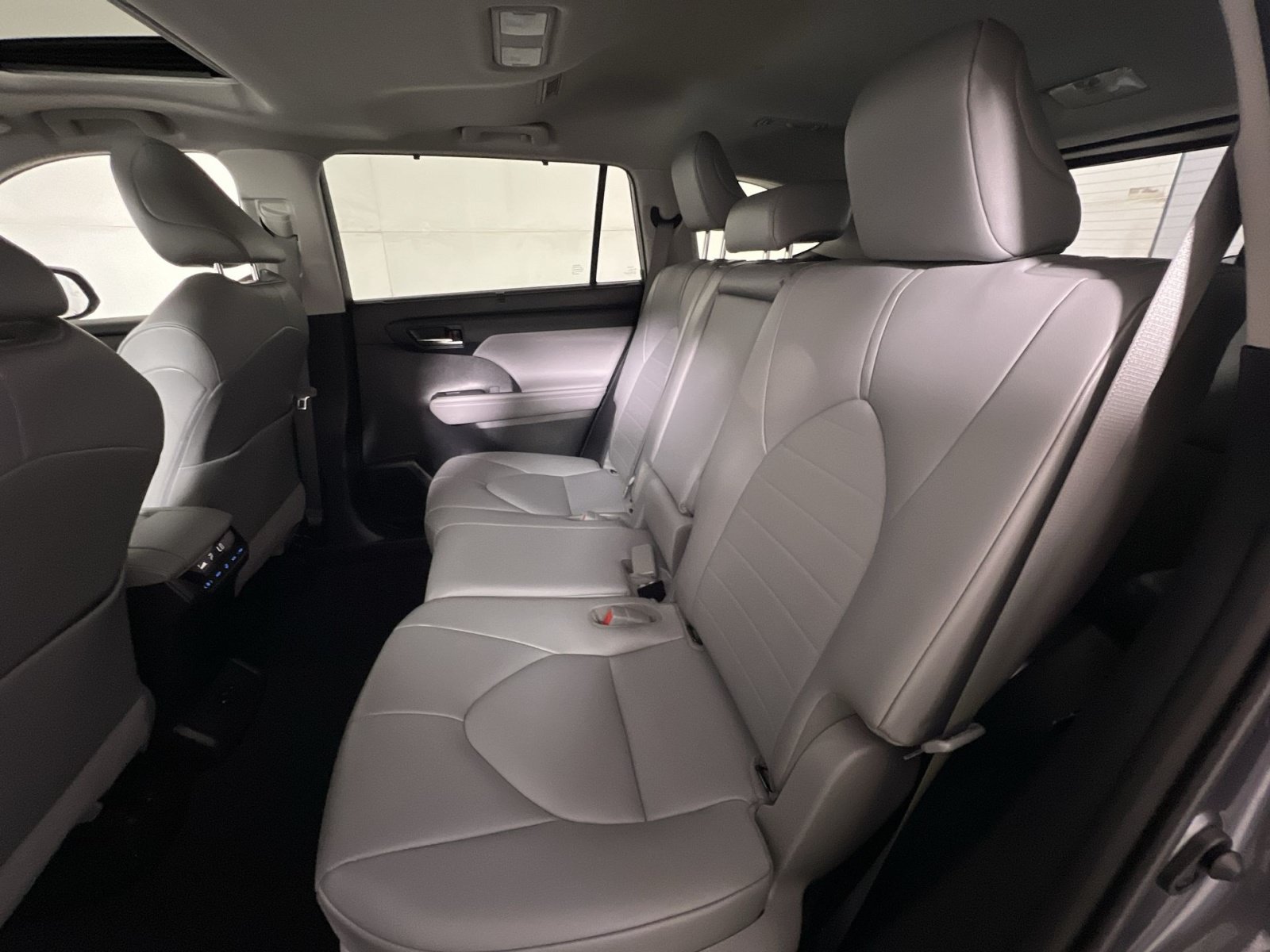 Used 2021 Toyota Highlander XLE AWD/4WD image 24