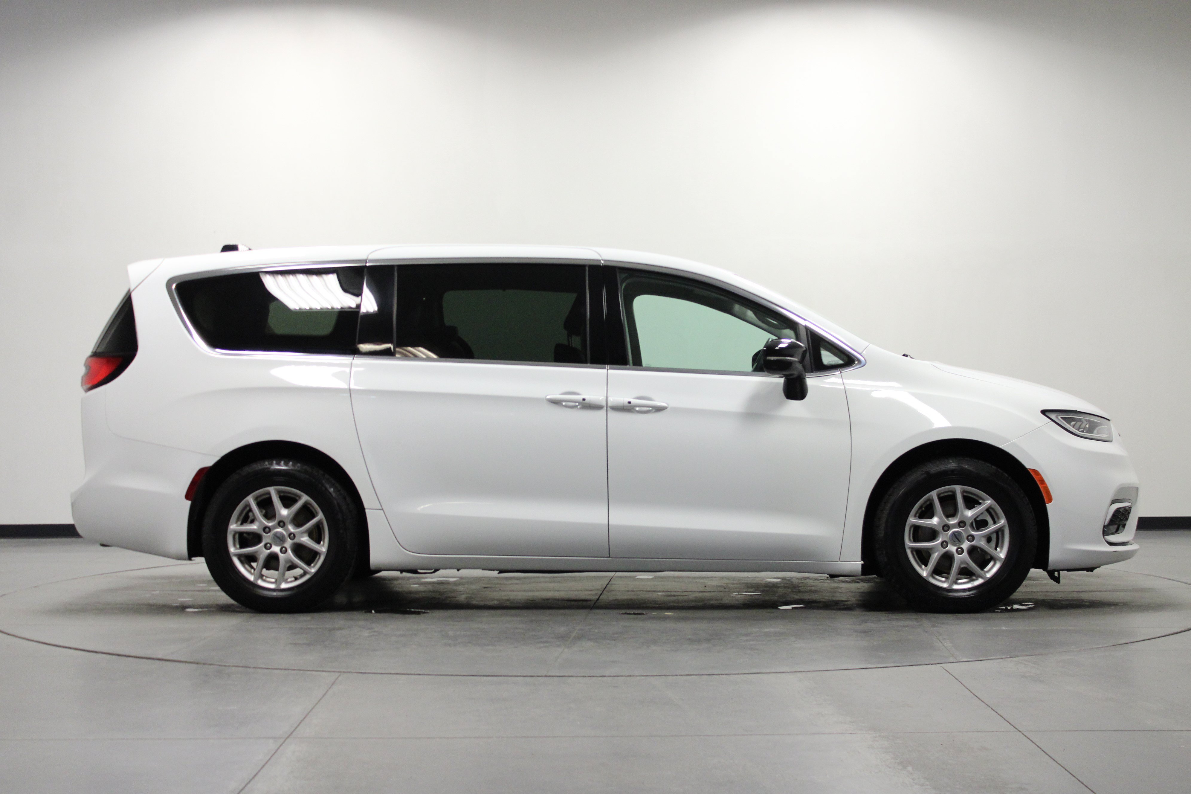 Used 2024 Chrysler Pacifica Touring-L FWD image 3