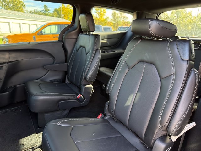 Used 2027 Chrysler Pacifica Select FWD image 16