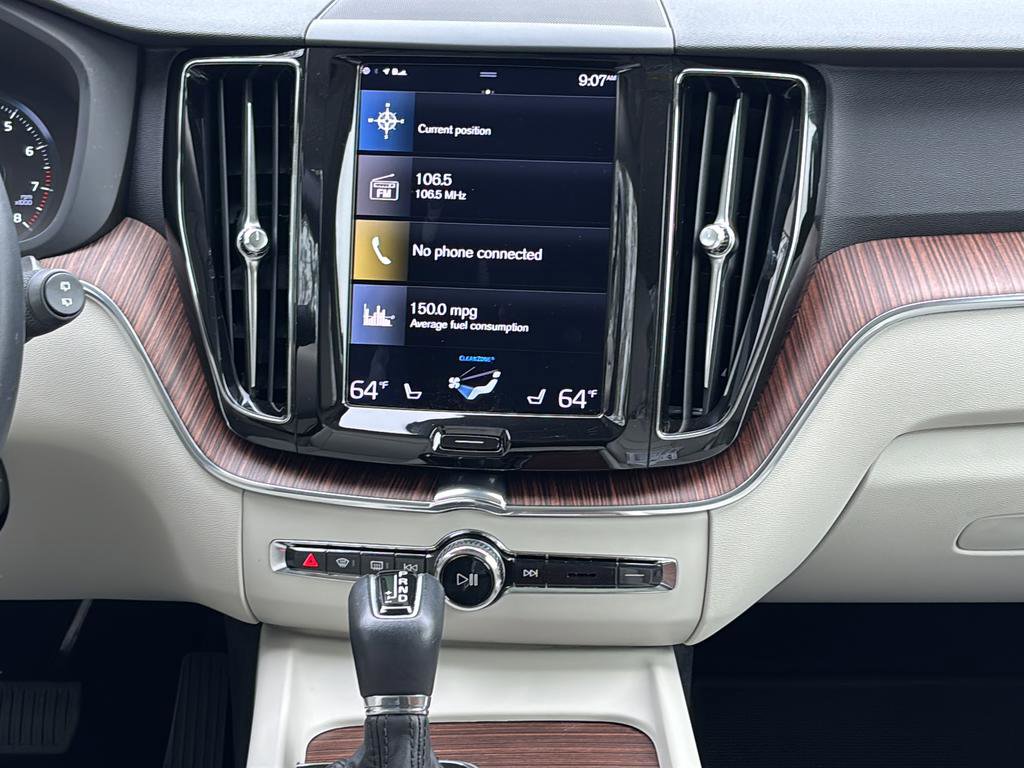 Used 2021 Volvo XC60 T5 Momentum w/ Premium Package image 24