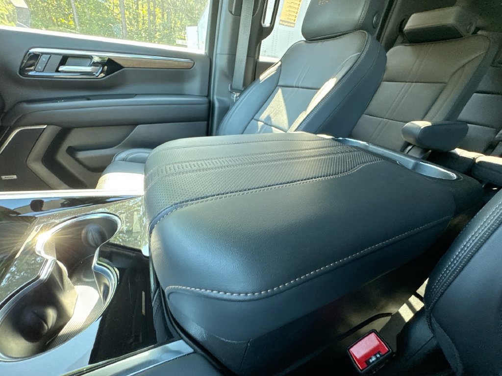 Used 2025 Chevrolet Tahoe High Country AWD/4WD image 24