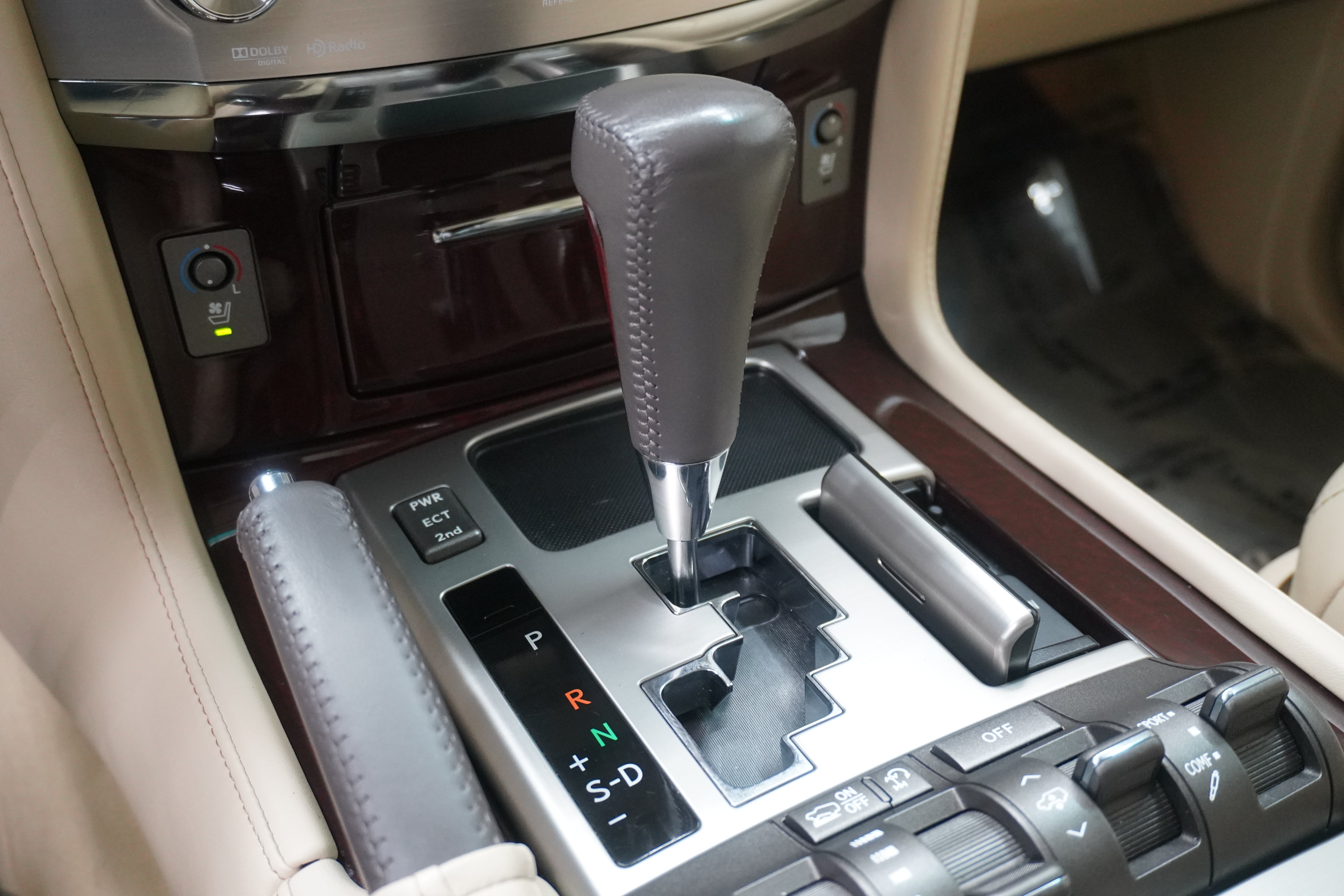 Used 2013 Lexus LX 570 4WD w/ Luxury Pkg w/Pre-crash image 27
