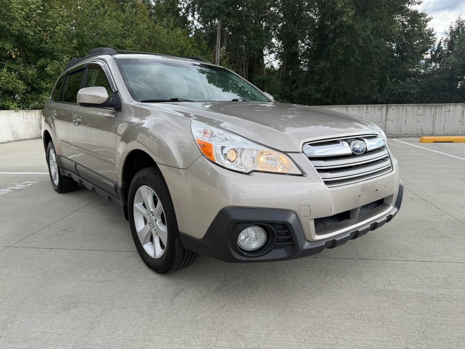 Used 2014 Subaru Outback 2.5i Premium w/ Moonroof Package AWD/4WD image 4