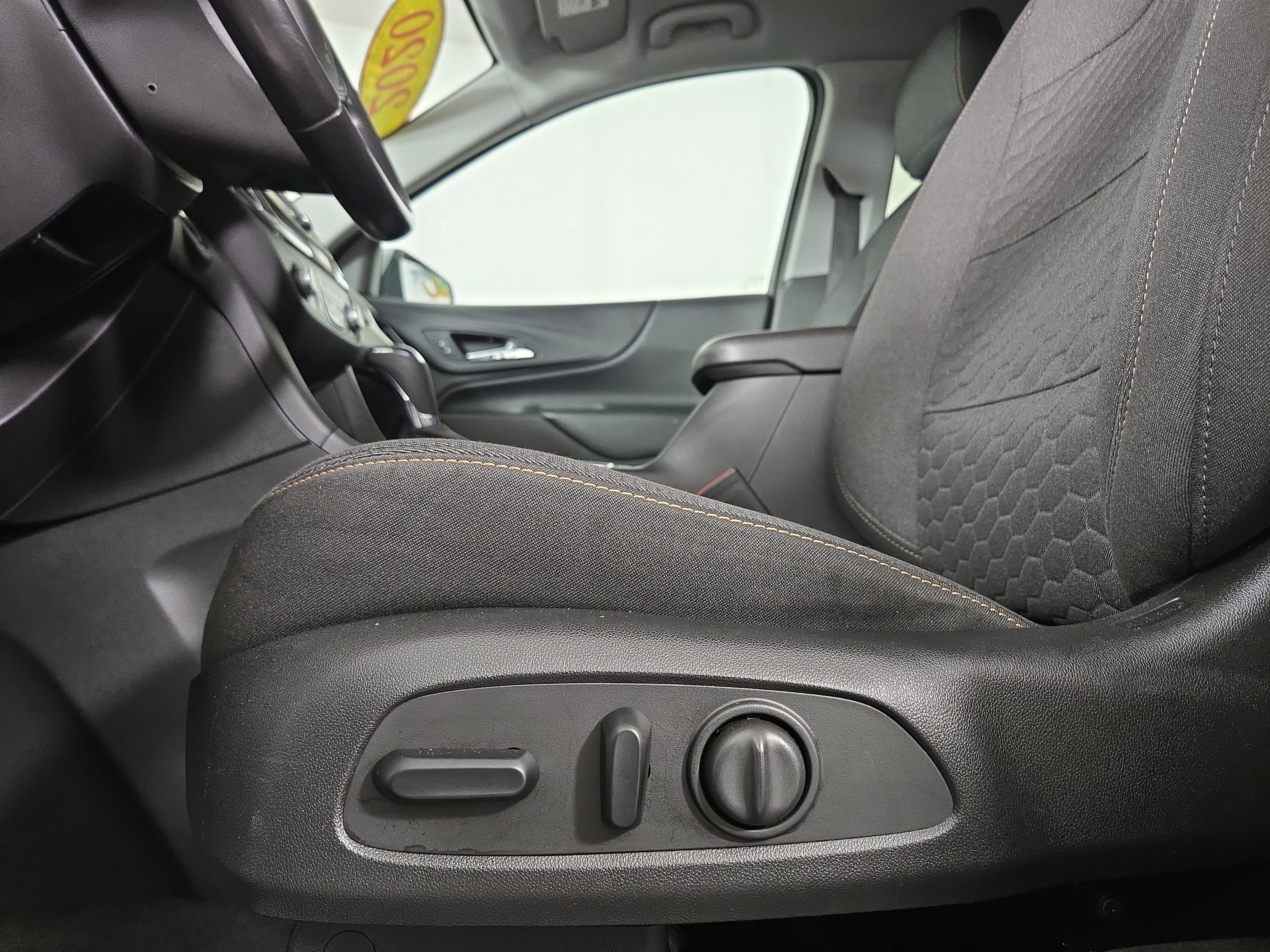 Used 2020 Chevrolet Equinox LT w/ Driver Convenience Package image 30