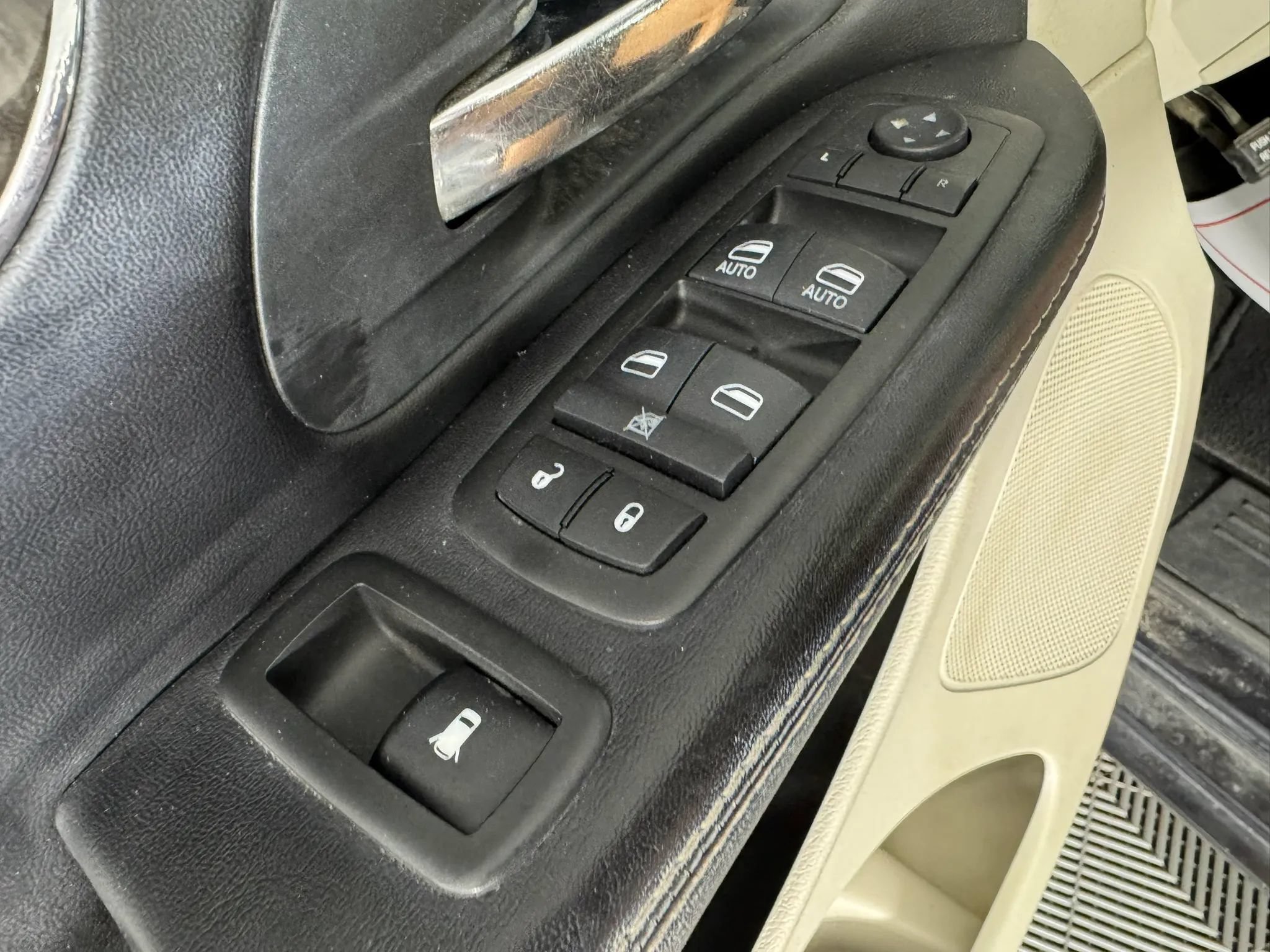 Used 2014 Chrysler Town & Country Touring-L w/ Driver Convenience Group FWD image 40