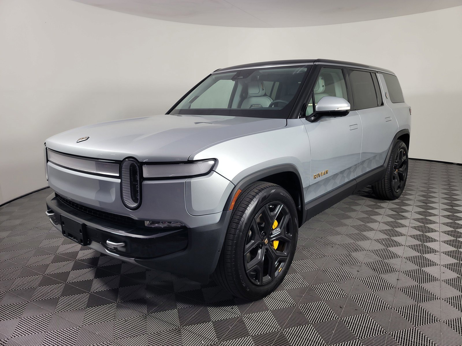Used 2024 Rivian R1S Adventure image 1