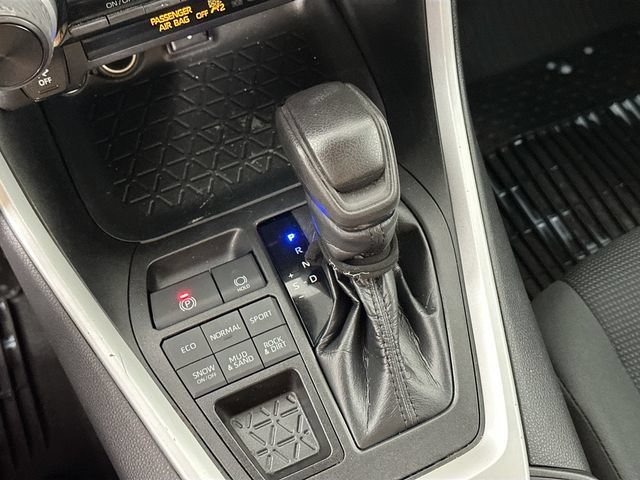 Used 2021 Toyota RAV4 LE AWD/4WD image 14