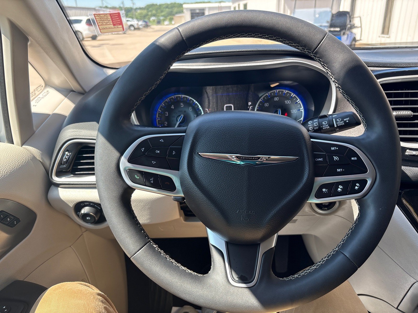 Used 2024 Chrysler Pacifica Touring-L FWD image 14