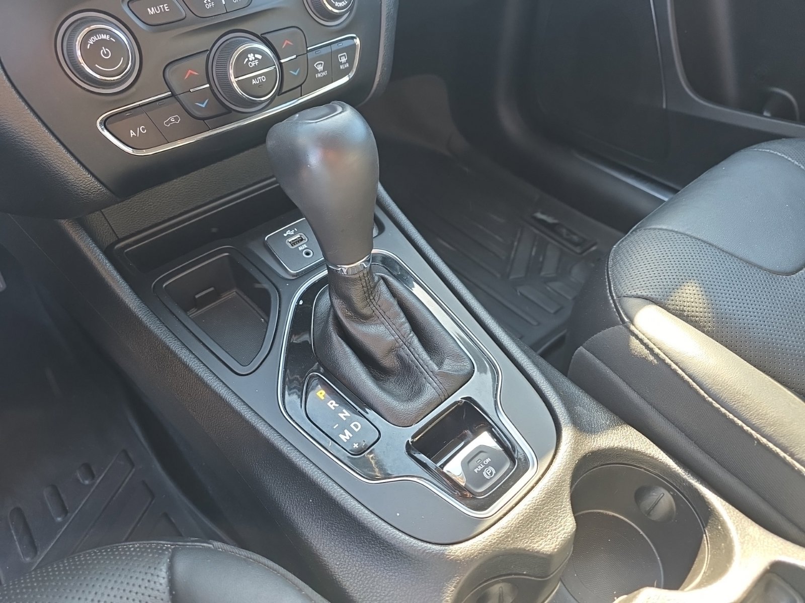 Used 2019 Jeep Cherokee Limited FWD image 14