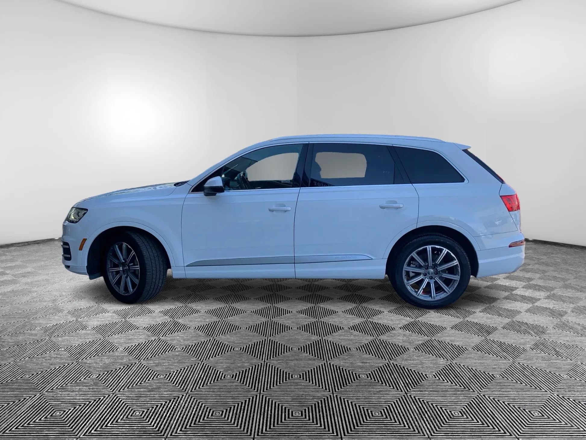 Used 2019 Audi Q7 3.0T Premium w/ Towing Package AWD/4WD image 9