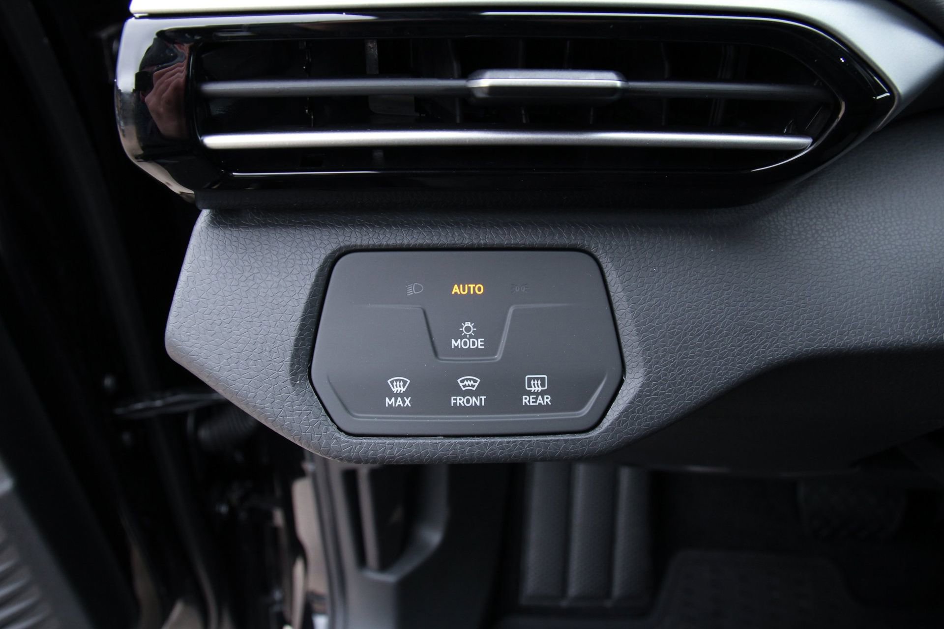 New 2025 Volkswagen ID.4 Pro AWD/4WD image 15