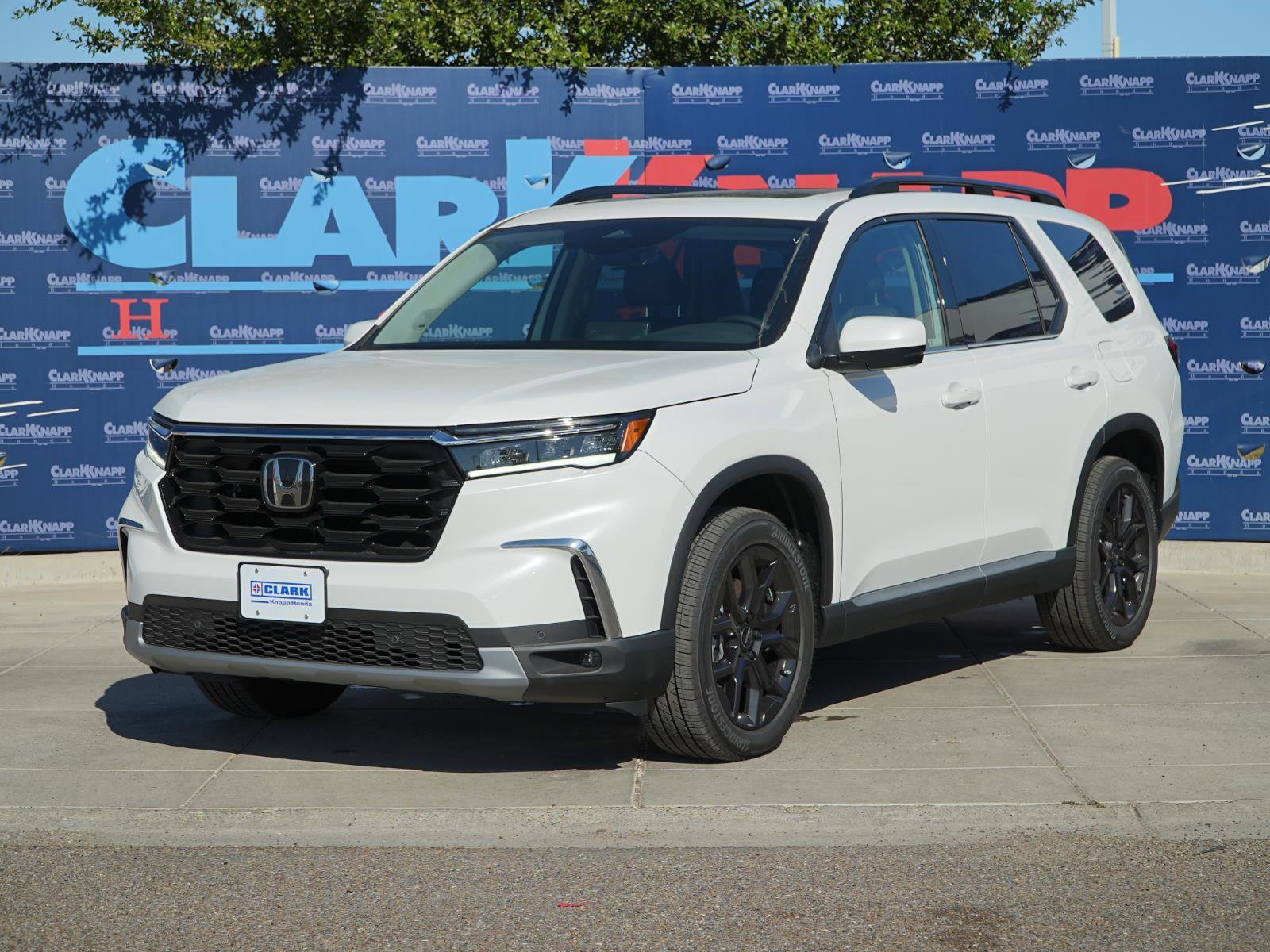 New 2025 Honda Pilot Touring image 1